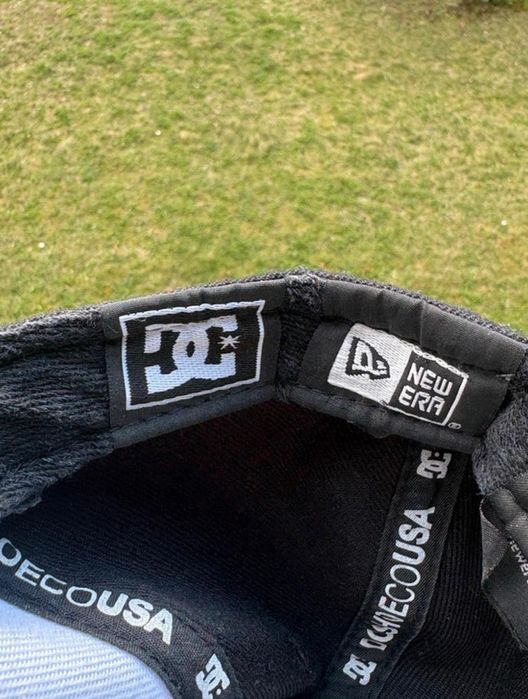 New Era x DcShoes. Czapka z daszkiem