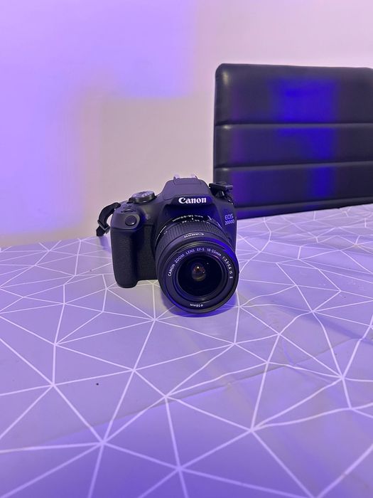 Câmara Canon EOS2000D