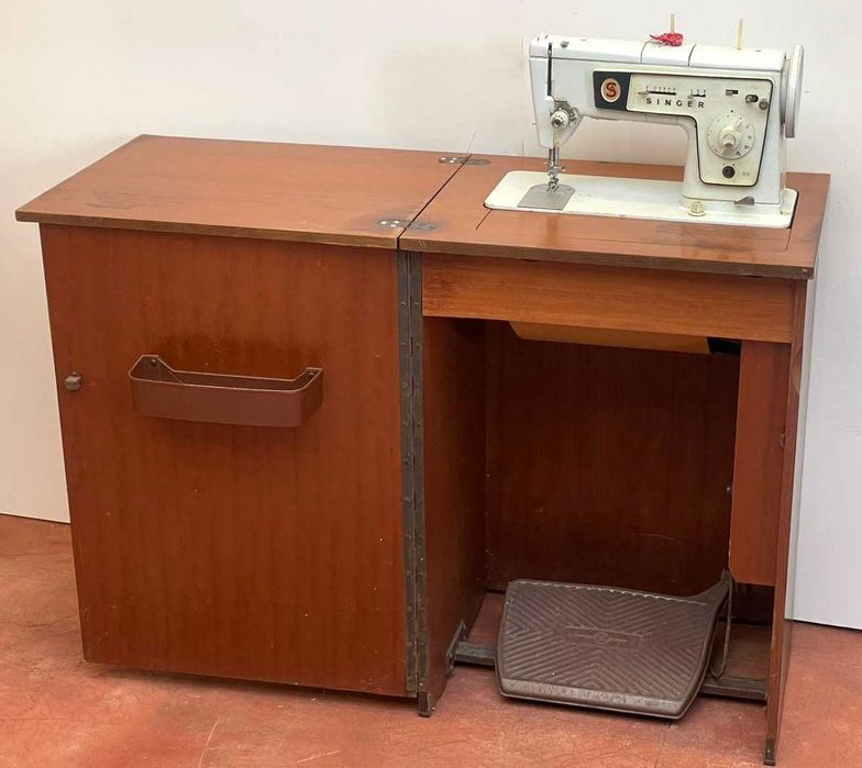 Maquina de costura antiga singer em movel