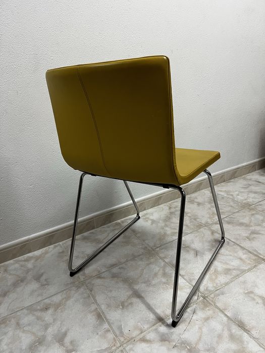 Cadeiras amarelas