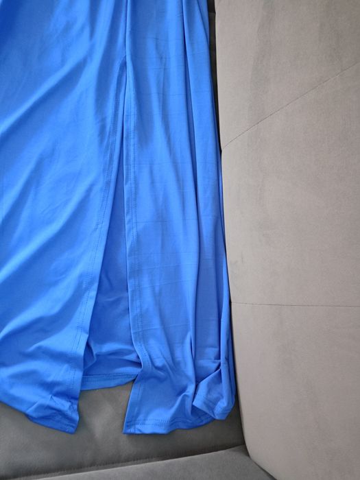 Długa sukienka na jedno ramię