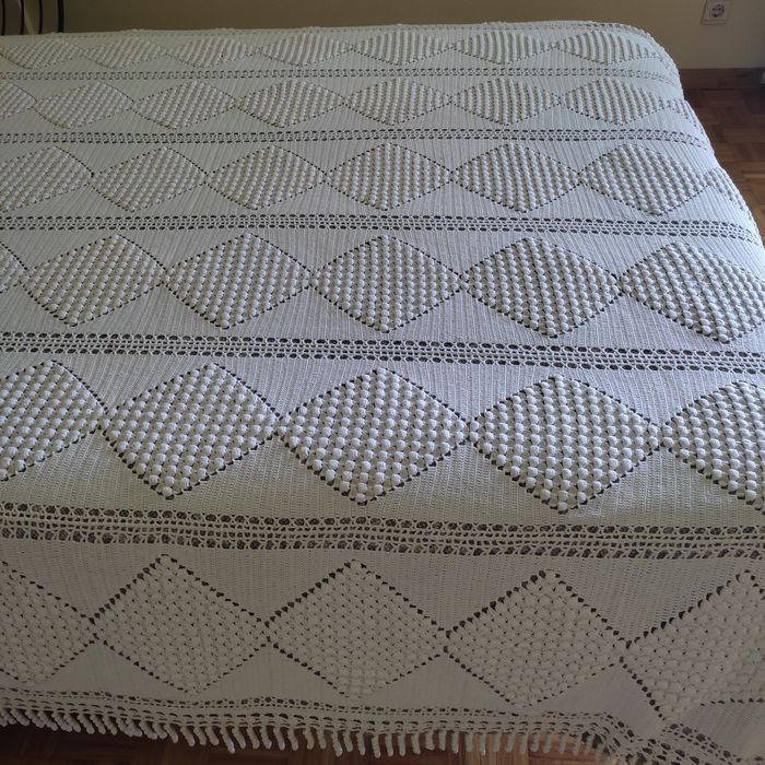 Três colchas em crochê