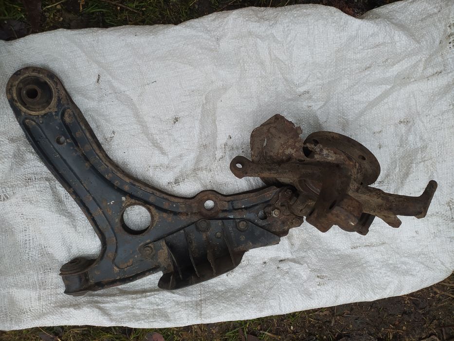 Продам  передній ричаг зі ступицьою