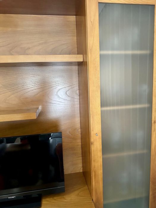 Móvel, estante e mesa de sala em Carvalho