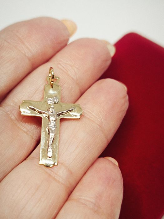 Złoty wisiorek krzyżyk z Panem Jezusem, złoto próby 585