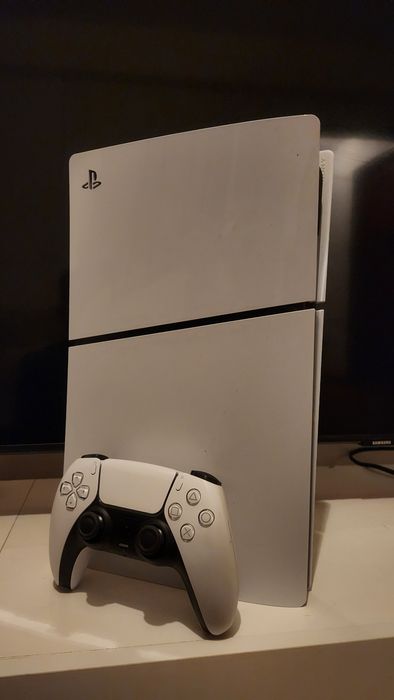 Vendo ps5 digital com 1 comando e caixa.