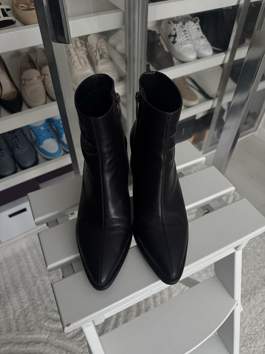 Шкіряні чоботи на підборах Estro