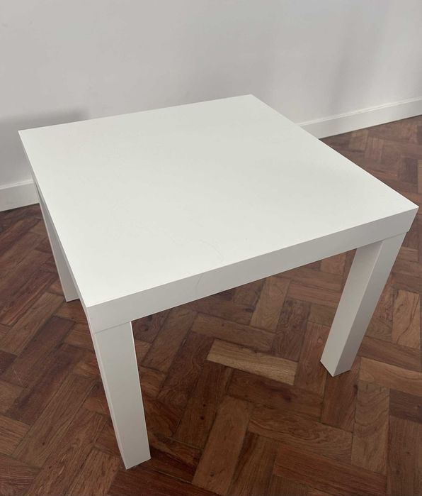 Mesa de centro/mesa auxiliar pequena e branca