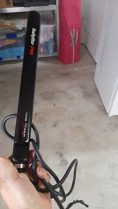 Ferro e escova de alisar cabelo