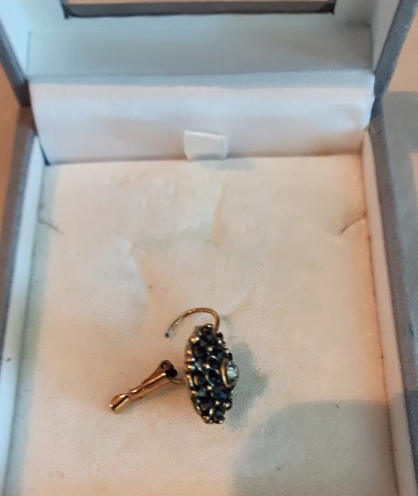 Conjunto de pregadeira e brincos da Casa Batalha. Oferta de brincos.