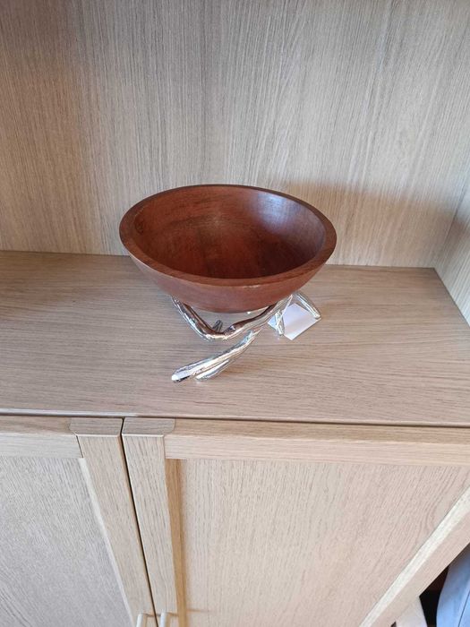 Taça decorativa em madeira e alumínio.