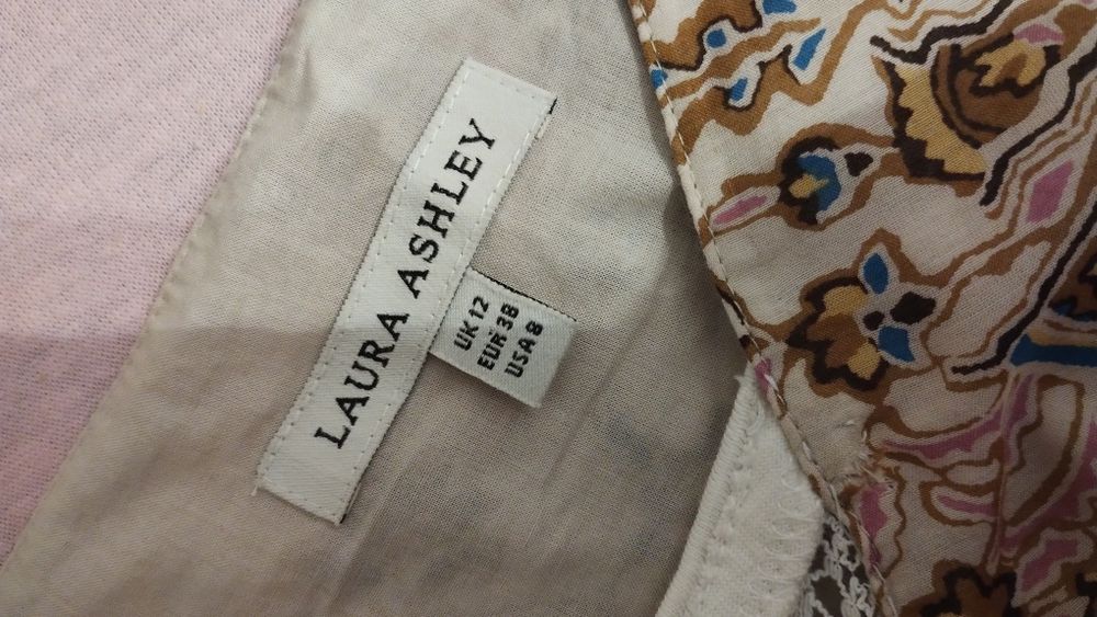 Bawełniano-jedwabna sukienka we wzór paisley marki Laura Ashley.