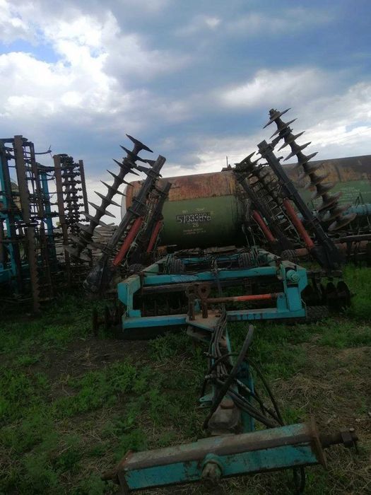 Продам сівалку John Deere 455 та інше навісне. Закриття господартства.