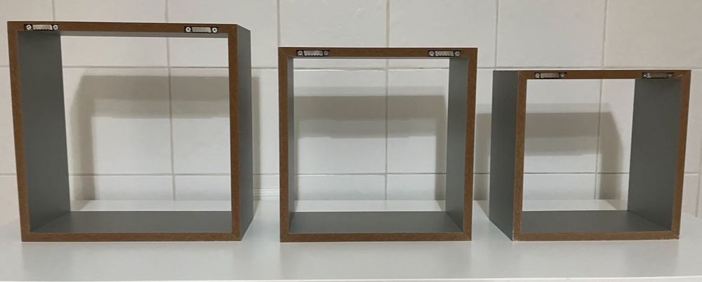 Prateleiras/ Estante em formato de Cubo