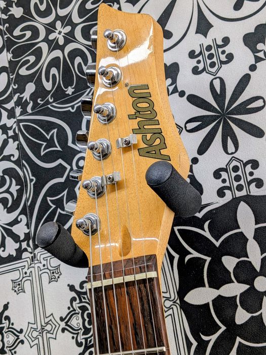 Ashton Super Strat HSS – Totalmente Revista, Regulada e Pronta a Tocar