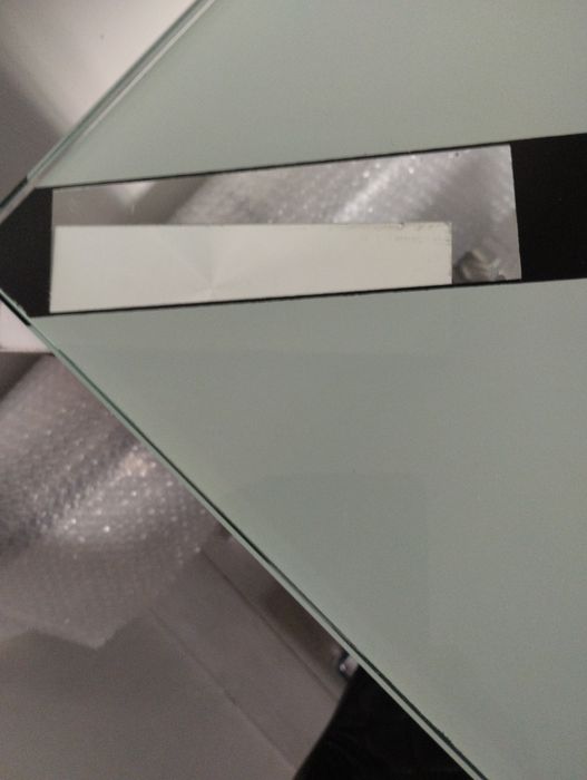 Mesa em vidro com pés pretos