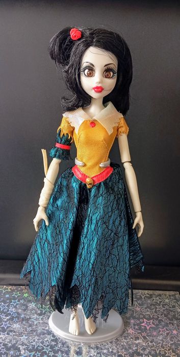 Boneca Princesas Zombie Branca de neve.