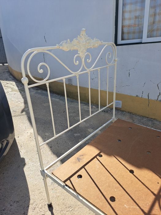 Cama de ferro antiga