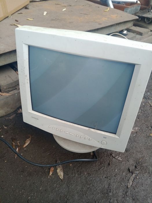 Монитори два штуки всё как на фото.