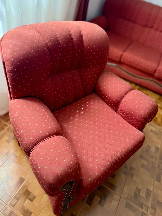 Conjunto sofá cama 3 lugares e 2 poltronas em tecido vermelho/bordô