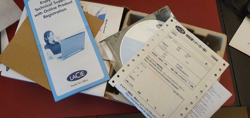 Unidade de DVD+-R/RW portátil Lacie USB 2.0 8x design por Sam Hecht