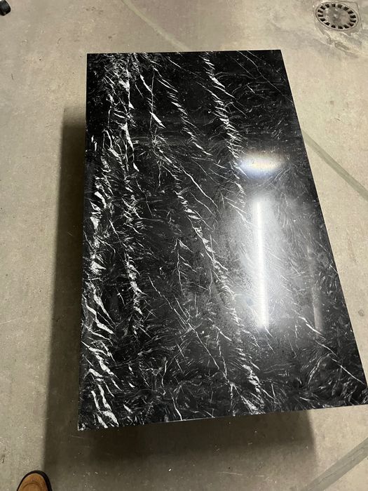 Mesa de centro em mármore preta com laivos branco