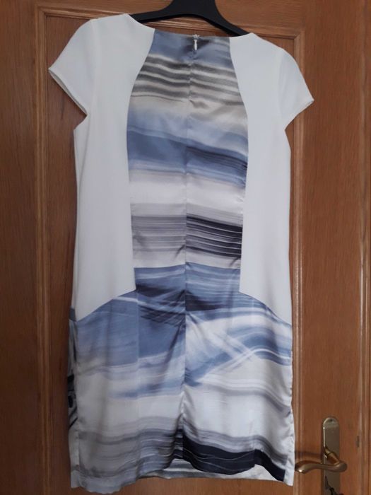 Vestido curto, em seda, com imagem estampada 3D