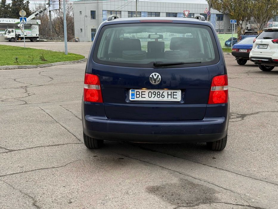 Продам VOLKSWAGEN Touran 2004р 1.6бенз 7-мест