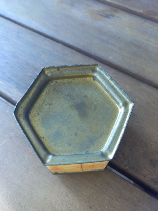 Caixa hexagonal em latão e pedra incrustada lindissima