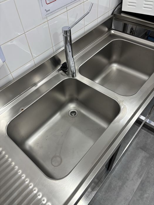 Banca em inox de grandes dimensões