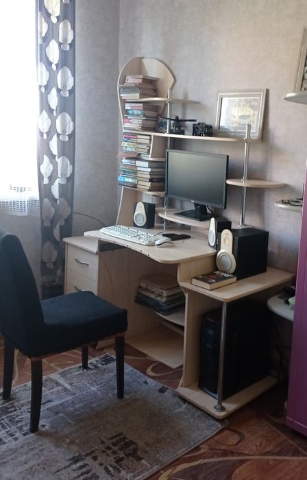 Комп'ютерний стіл