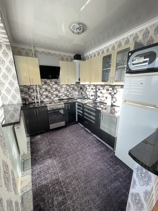 4-кімнатна квартира в центрі міста Виноградів. Третій поверх. 82 кв.м