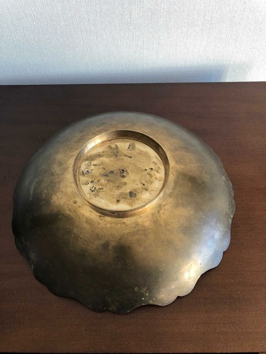 Patera metalowa , malowana ręcznie .