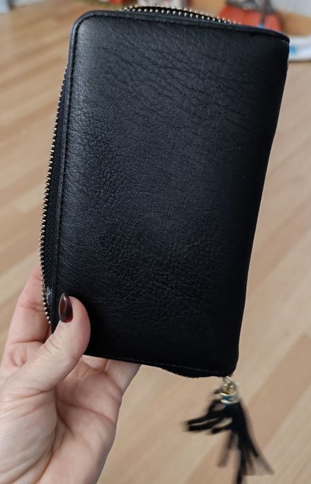 Carteira porta moedas e cartões preta. Usada
