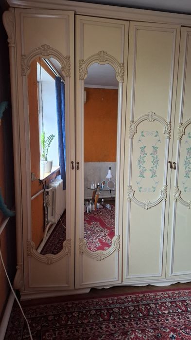 Шафа с дзеркалами