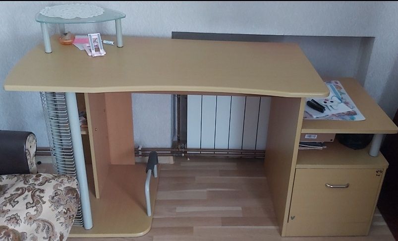 Стіл письмовий,комп'ютерний