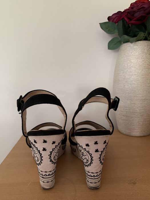 Sandałki na koturnach