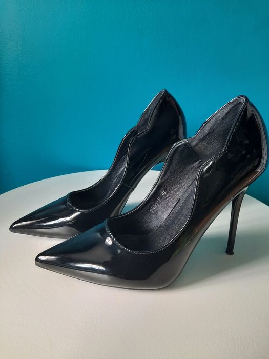 Czarne lakierowane szpilki