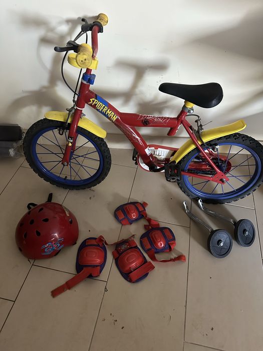 Bicicleta de iniciacao com protectores