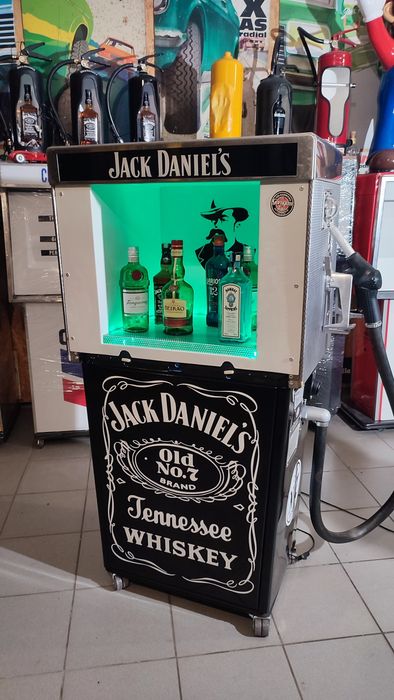 Bomba de gasolina / bar Jack Daniels