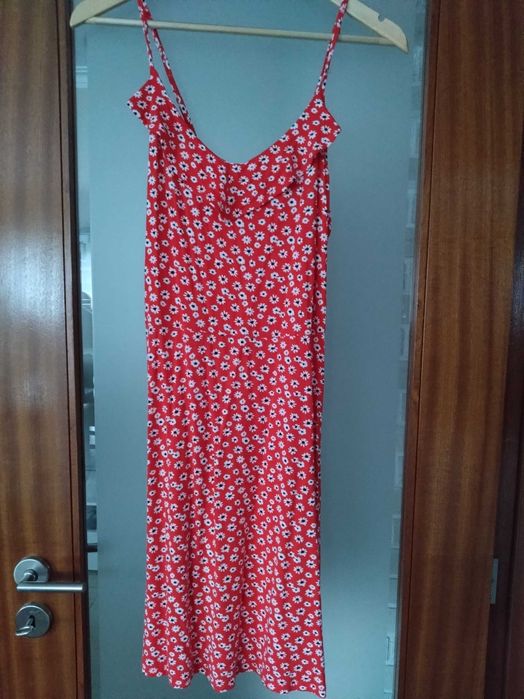 Vestido vermelho com flores