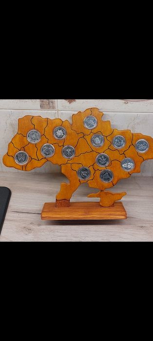 Підставка у виді карти України з монетами 13 зсу і на підставці 3 обл!