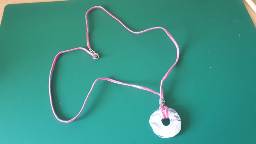 Brincos e fios feitos à mão