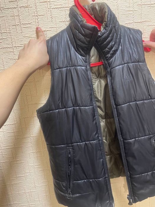 Желетка Adidas    .