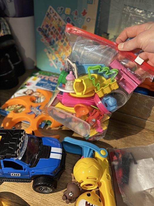 Іграшки, новий одяг, машинки.