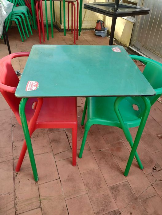 Mesa e duas cadeiras para jardim