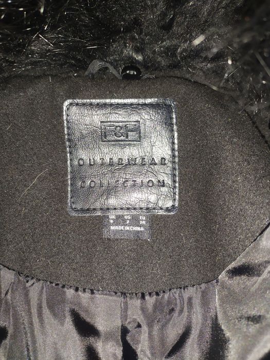 Коротке чорне пальто йде на 42-44розмир