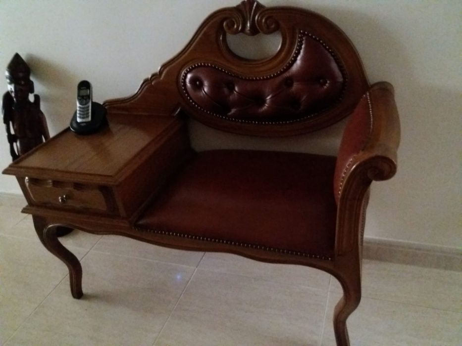 Cadeira com mesa de telefone