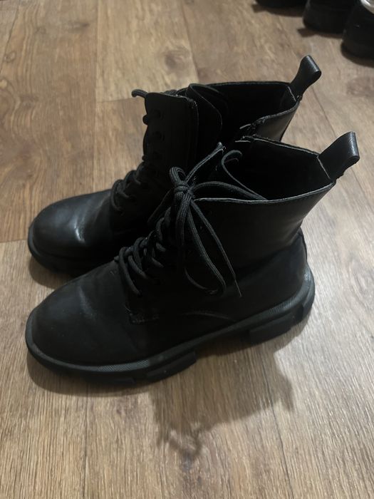 Чорні шкіряні ботинкі