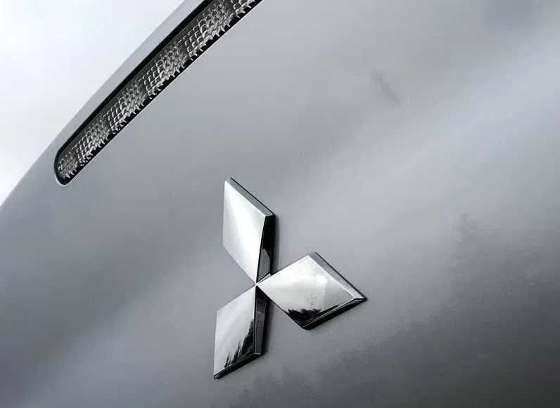 Емблема Mitsubishi на капот/решітку/багажник/руль (пластик,на скотчі)